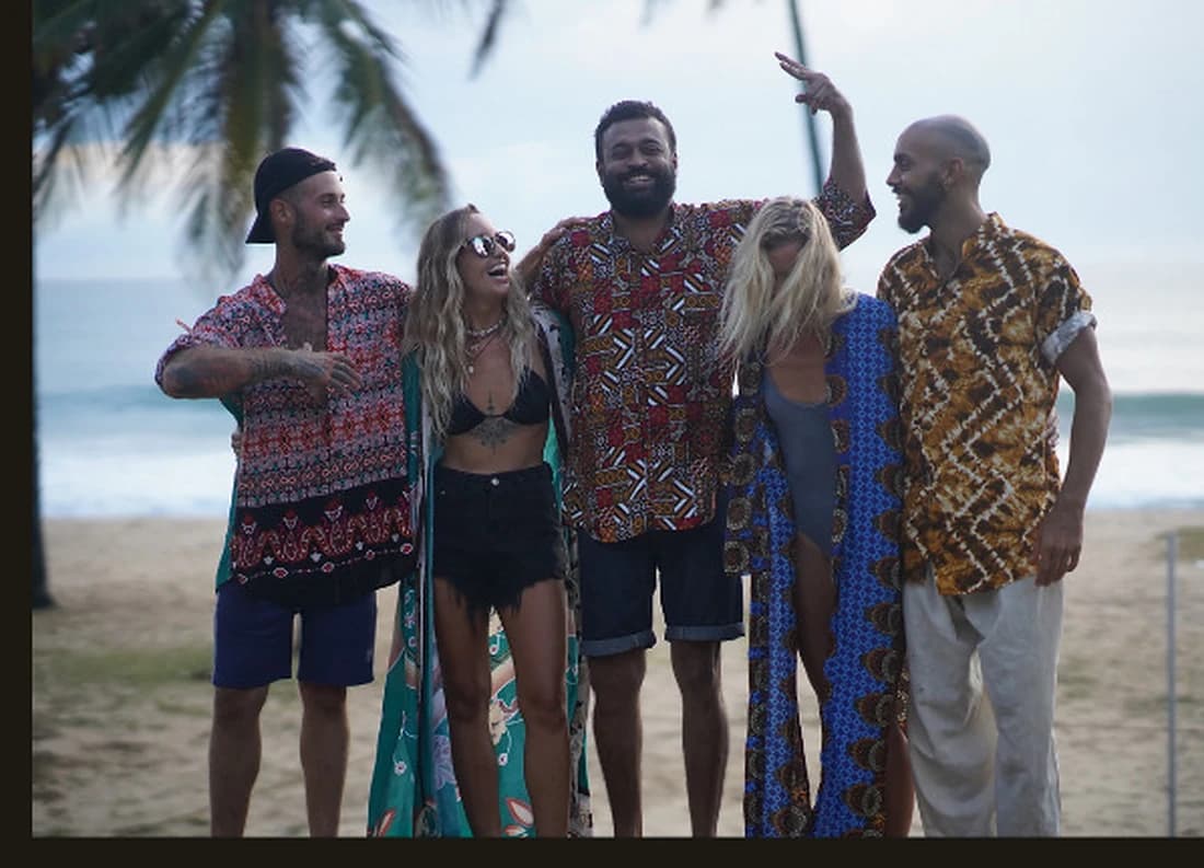 2CC — the crew on the beach